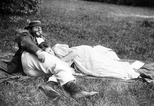 Thadée Natanson ja hänen vaimonsa Misia Godebska maalaistalonsa Le Relaisin puutarhassa, n. 1899